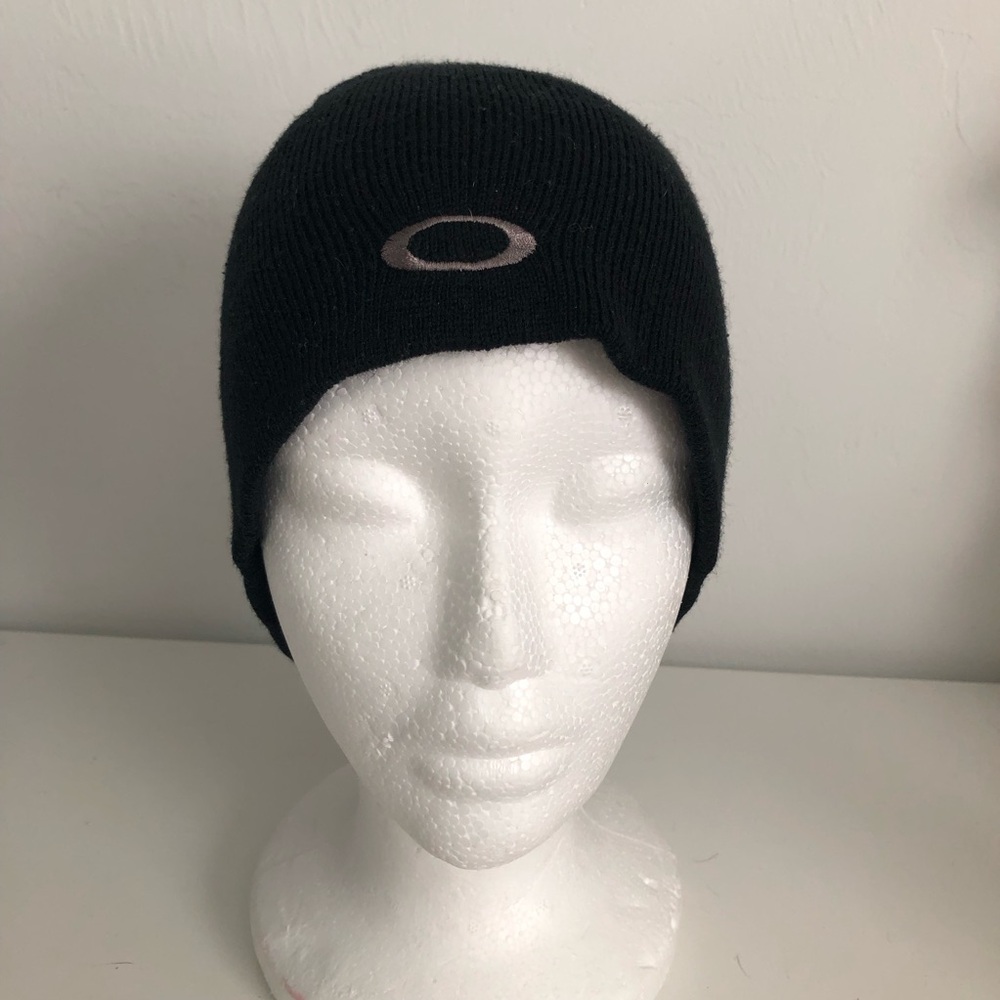Oakley Black Knit Beanie Hat with Gray Embroidered Logo